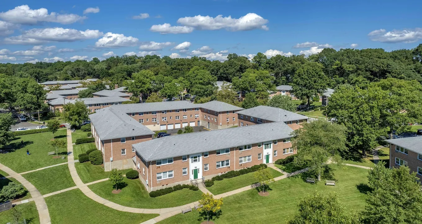 Crestwood Lake Apartments
