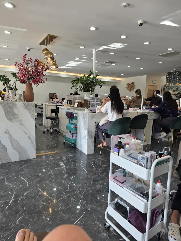 2EM NAIL PLACE