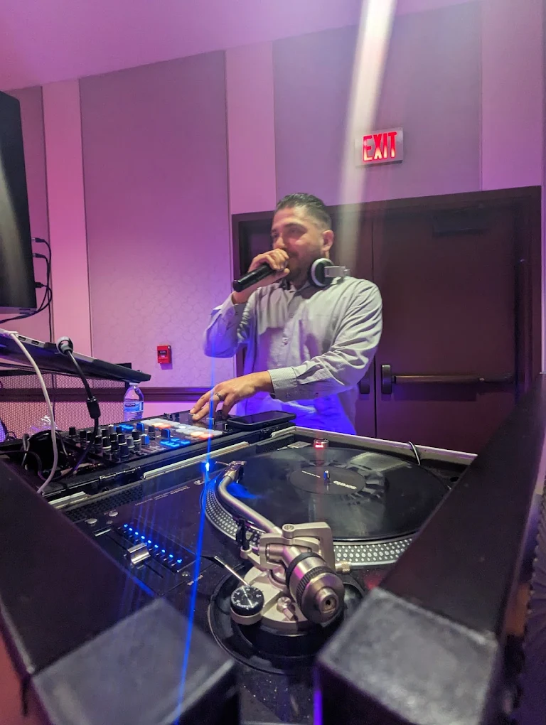 DJ: Unique Soundz