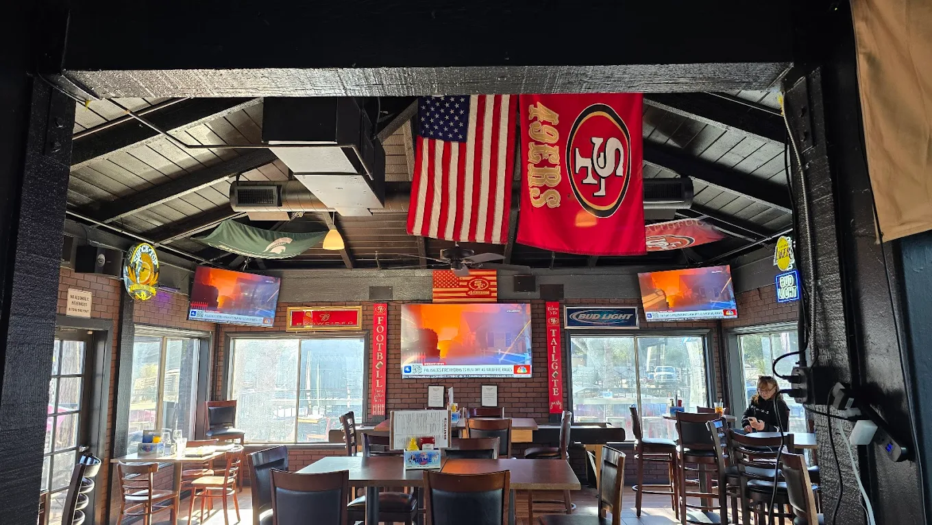 Sidelines Sports Bar & Grill