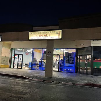 Pasteleria Y Panaderia La Ideal 2