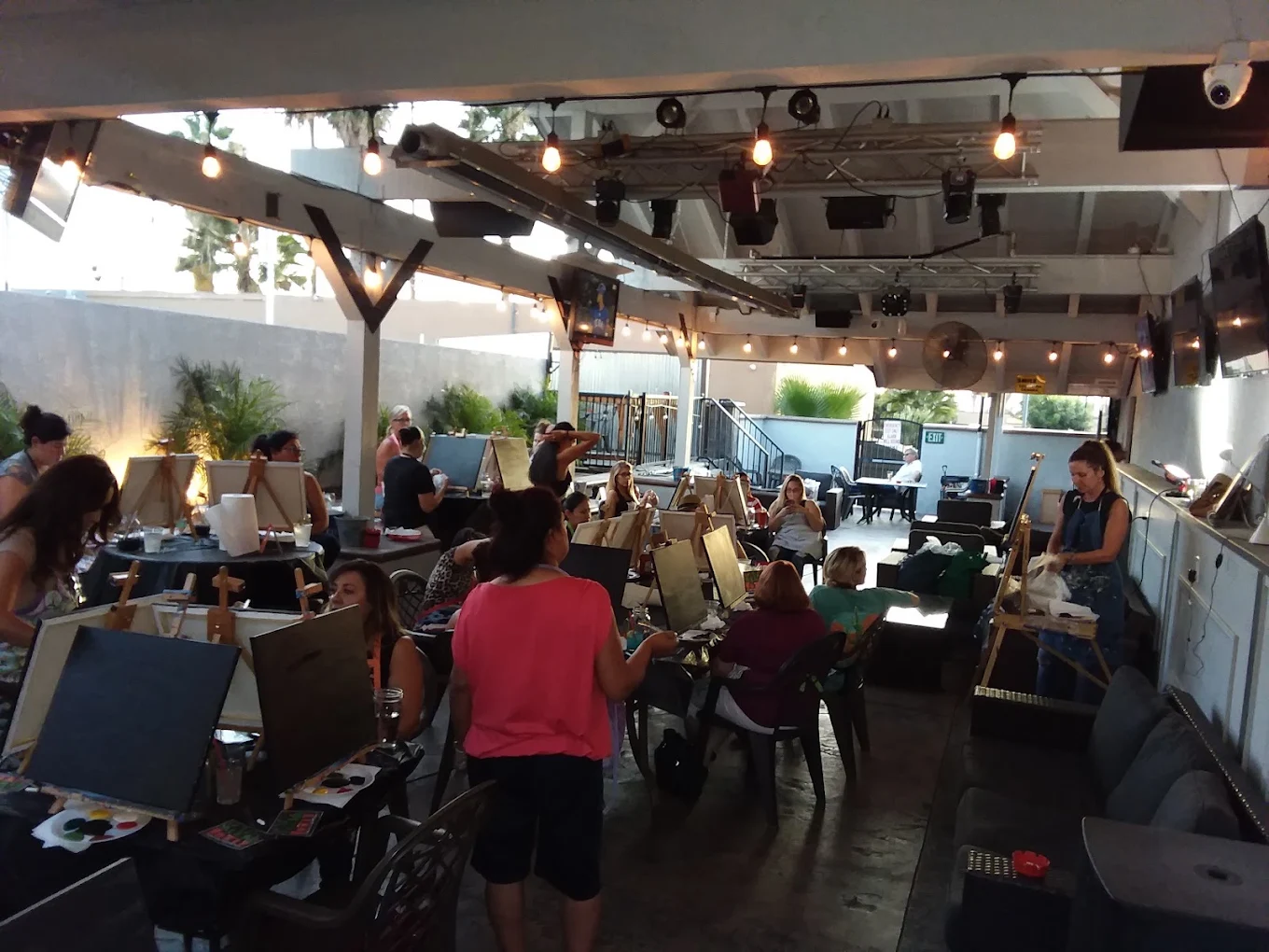DUKE'S BAR & GRILL